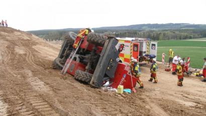 Bild: Polizeiinspektion Neustadt/exb
Der Telelader ist bei einer Baustelle in Parkstein abgerutscht und umgekippt.
