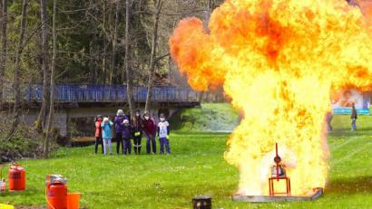 Bild: bkr
Einen gewaltigen Eindruck hinterließ die Demonstration, bei der brennendes Fett mit etwas Wasser gelöscht werden sollte. Was im Freien spektakulär aussieht, hat in einem Innenraum verheerende Folgen.