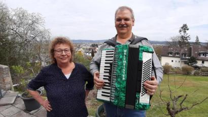 Bild: Kunz
Ursula und Thomas Schreier singen auf der Terrasse ihres Anwesens ihr Weiden-Lied.