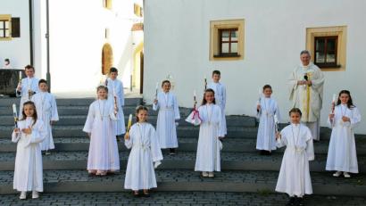 Bild: bph
Am frühen Vormittag, als sich die dritte Erstkommuniongruppe mit 12 Kindern im Jugendwerk traf, war ein sonniger Festtag angekündigt, und auch die Kommunionkinder in ihren weißen Kleidern strahlten in freudiger Erwartung des großen Tages.