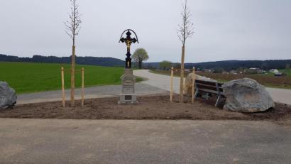 Bild: dob
Das "Thamerbauern"-Marterl, direkt an der Zufahrt nach Kößing, flankieren jetzt zwei Stadtbirnenbäume. Die Stadt übernahm die Kosten, die Besitzer Günther und Robert Lehner pflanzten die Bäume.