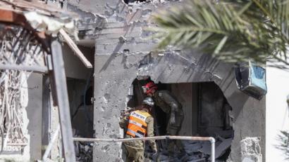Bild:  Ilia Yefimovich/dpa
Rettungskräfte inspizieren ein beschädigtes Gebäude in der israelischen Stadt Aschkelon, nachdem es von Raketen getroffen wurde, die aus dem Gazastreifen abgefeuert wurden.