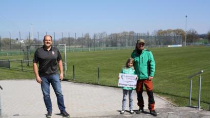 Bild: bjp
Starke Partner: Ein für beide Seiten fruchtbares Geben und Nehmen erwarten die Spielvereinigung Trabitz (links: Vorsitzender Martin Pepiuk) und Pädagogikdienstleister Learning Campus (rechts: Co-Geschäftsführer Stephan Müller mit Tochter) von ihrer frisch geknüpften Kooperation.