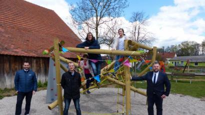 Bild: hme
Bei der offiziellen Übergabe des Klettergerüsts waren Bürgermeister Sebastian Hartl (von links), Siedler-Vorsitzender Johannes Käs, Johann Müller (auf dem Gerät) und Geschäftsstellenleiter Christian Arnold mit dabei.