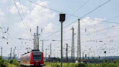 Symbolbild: Guido Kirchner/dpa
Aktuell herrscht Stillstand auf der Strecke zwischen Wernberg und Marktredwitz.