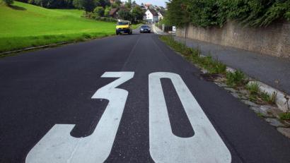 Symbolbild: Wolfgang Steinbacher
In einem Wohngebiet ist eine große "30" auf den Asphalt gemalt. Die Problematik zu schnellen Fahrens hat der Oberviechtacher Stadtrat auf der Agenda. Die Autofahrer sollen in dieser Sache weiterhin sensibilisiert werden. Immer konkreter werden auch Überlegungen, die Verkehrsüberwachung in die Hände eines Zweckverbandes zu legen.