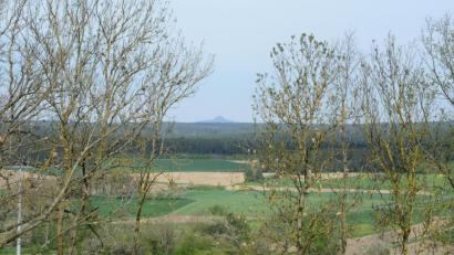 Bild: bey
Vom Raiffeisenparkplatz Parkstein geht der Blick nach Westen Richtung Rauer Kulm. Etwa hinter den hellen landwirtschaftlichen Flächen (Bildmitte) könnten drei bis vier Windräder entstehen.
