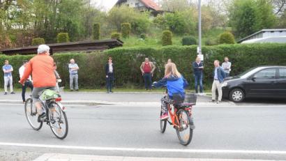 Bild: Gabi Schönberger
Parkende Autos und eine unübersichtliche Kurve machen das Überqueren der Theisseiler Straße am Neustädter Stadtrand gefährlich.