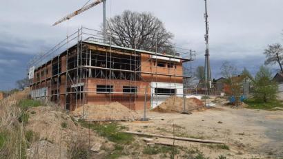 Bild: Lowak
Das neue Gerätehaus der Feuerwehr Neuhaus in der Schönfichter Straße wächst.