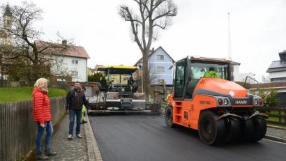 Bild: bey
Bürgermeister Rainer Rewitzer (Zweiter von links) und Zweite Bürgemeisterin Andrea Lang (links) machen sich ein Bild vom Fortschritt der Straßensanierung.