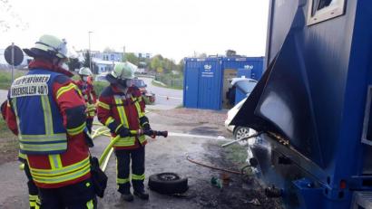 Bild: Feuerwehr Ursensollen/exb
Für die Feuerwehr Ursensollen kein großer, aber ein ungewöhnlicher Einsatz: Sie musste am Dienstagmorgen einen Container löschen, der zum Lager der Baustelle an der A6 bei Theuern gehört.