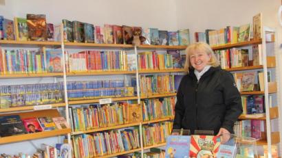 Bild: ads
Die Ansprechpartnerin der Pfarrbüchrei St. Konrad, Lisa McBride, freut sich über einen regen Zuspruch der kleinen, feinen Bücheroase, denn sie und ihr Team verbuchen rund 9000 Ausleihen pro Jahr verbuchen.