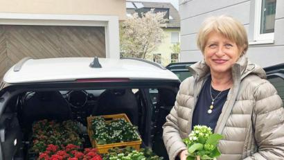 Bild: Dobmeier
Der Muttertagsgruß der Krumpes-Siedler kam dieses Jahr per Blumentaxi von der Frauenbeauftragten Edith Nicklas.