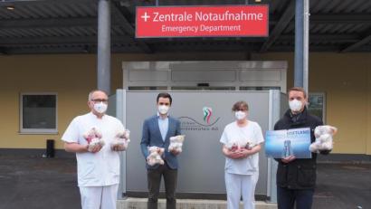 Bild: ws
Matthias Kunz spendete aus dem Verkaufserlös seiner Foto-Kalender 20 Trösterteddys an das Krankenhaus Tirschenreuth. Im Bild bei der Übergabe (von links): Krankenpfleger Gunar Prauschke, Krankenhausleiter Timo Sonntag, Krankenpflegerin Maria Kempa-Schwägerl und Matthias Kunz.