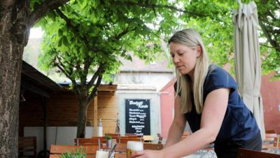 Bild: Wolfgang Steinbacher
Die Amberger Wild-Vaitl-Wirtin Stefanie Lenz bereitet sich auf die mögliche Biergarteneröffnung am Samstag vor. Diese ist nur möglich, wenn der Inzidenzwert in der Stadt bis dahin konstant unter 100 bleibt.