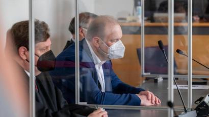 Bild: Armin Weigel/dpa
Christian Schlegl (M), früherer Regensburger Oberbürgermeister-Kandidat der CSU, sitzt im Verhandlungssaal neben seinen Verteidigern Konrad Brenninger (r) und Andreas Kaiser. Wegen Beihilfe zur Steuerhinterziehung in 13 Fällen im Regensburger Kommunalwahlkampf 2014 ist Schlegl zu einer Geldstrafe in Höhe von 20 000 Euro verurteilt worden.