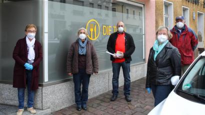 Bild: njn
Vorsitzender Andreas Wittmann (Dritter von links) überreichte die Gutscheine an die Mitarbeiterinnen der Tafel Mitterteich in Erbendorf.