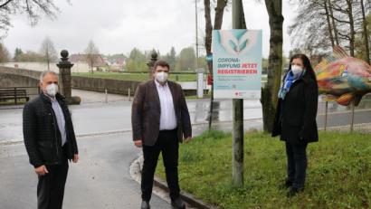 Bild: Wolfgang Fenzl/Landratsamt Tirschenreuth/exb
Auch am Landratsamt hängt schon ein Plakat. Landrat Roland Grillmeier, BRK-Kreisgeschäftsführer Holger Schedl und Regierungsdirektorin Regina Kestel (von links) rufen zum Mitmachen auf.