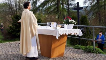Bild: soj
Pfarrer Pater Anish George feiert auf dem Kalvarienberg einen Gottesdienst.