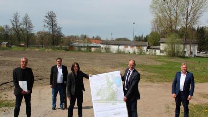 Bild: stg
Die Investorensuche für das vier Hektar große Areal starteten am Dienstag (von links) Stadtumbaumanager Stefan Kunnert, Bauamtsleiter Roland Sächerl, Architektin Cornelia Dittmar, Bürgermeister Roman Schäffler sowie Geschäftsstellenleiter Reinhard Herr.
