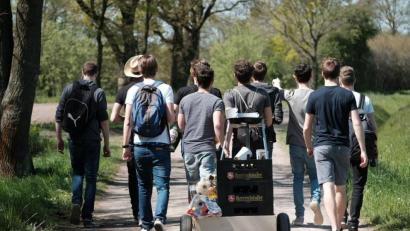 Archivbild: Peter Steffen
Die Corona-Regeln geben dieses Jahr vor, wie viele Väter den Bollerwagen ziehen dürfen.