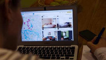 Symbolbild: Christian Charisius/dpa
Wer im Internet eine Wohnung sucht, sollte sich vorsehen: Betrüger versuchen, mit gefälschten Wohnungsinseraten an Geld und Daten von interessierten Mietern zu kommen. Auch in Weiden sind nun solche Fälle aufgetaucht.