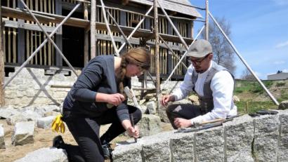 Bild: ubb
Robert Mois zeigte Nadine Griesing, wie ein Granitblock gespalten wird.