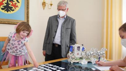 Bild: njn
Unter den Augen von Bürgermeister Johannes Reger zog Glücksfee Eleonore Jadwiga (links) die Gewinner der Poesie-Rallye. Mit auf dem Bild (rechts) die Organisatorin des Poesie-Wegs und der Poesie-Rallye, Carolin Böckl.