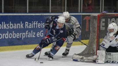 Archivbild: gb
Dennis Palka (blaues Trikot) stürmt auch in der kommenden Saison für die Blue Devils Weiden.