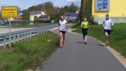 Bild: CIS Amberg/exb
Zieleinlauf einmal anders: Alexander Stobitzer, Sonja Pausch und Christof Dehling von CIS Amberg überqueren die Linie in Paulsdorf.