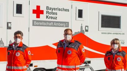 Bild: Benedikt Lueger/exb
Die Bereitschaftsleitung der BRK-Bereitschaft Amberg 1 vor der mobilen Sanitätswache (von links) stellvertretende Bereitschaftsleiterin Ulrike Jakob, Bereitschaftsleiter Nicolas Stoffregen, stellvertretende Bereitschaftsleiterin Nina Heldmann.