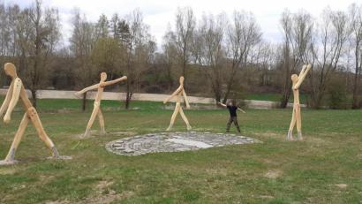 Bild: gi
Im östlichen Teil des Kurparks Moosbach sind seit einigen Tagen die vier drei Meter hohen Skulpturen der absolute Blickfang. Mit auf dem Bild Künstler Christian Hiller.