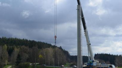 Bild: bey
Die Deutsche Funkturm GmbH lässt an der Abzweigung von der alten B 14 zum Pleysteiner Ortsteil Zengerhof einen 40 Meter hohen Betonmasten errichten.