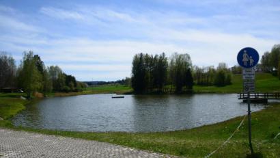 Bild: bey
Die "Badestelle Atzmannsee" lädt künftig zur Erfrischung ein. Rechts im Bild ist bereits das Schild "Baden auf eigene Gefahr" zu sehen.
