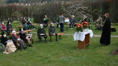 Bild: roh
Einen Gottesdienst bei Sonne und frischer Maienluft feierten die evangelischen Kirchengemeinden Friedenfels und Krummennaab im Schlossgarten der Familie von Gemmingen-Hornberg. Im Hintergrund der Posaunenchor.