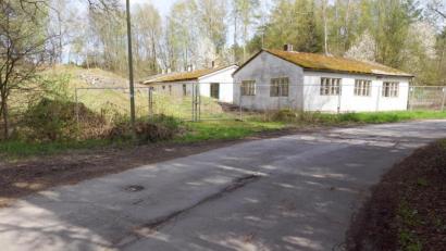 Bild: bkr
Große Löcher zeigen sich in der Lenauer Straße. Ihre Erneuerung steht im Straßenausbauprogramm der Gemeinde. Dahinter sind zwei der drei Baracken auf dem Gelände der Sandgrube zu sehen.