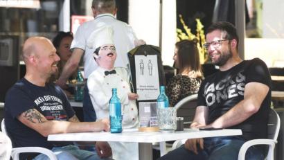 Bild: Gabi Schönberger
Endlich wieder Essen gehen: Seit Montag ist das im Freiluftbetrieb in Weiden wieder möglich, die ersten Besucher von Cafés und Gaststätten genießen das sichtlich. Dabei aber gab es zwischen Stadt und Gesundheitsministerium Irritationen über die Öffnungsmodalitäten.