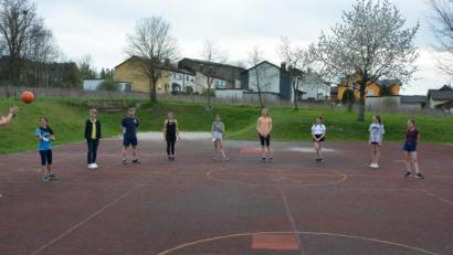 Bild: jr
Mit Ballspielen begann der TSV Pechbrunn-Groschlattengrün nach dem langen Lockdown wieder die Übungseinheiten auf dem Hartplatz. In Aktion traten die Mädchen ab der fünften Klasse mit Übungsleiter Sigi Gennari (Vierter von links), TSV-Vorsitzender Doris Reiß (Dritte von links) und deren Stellvertreterin Frieda Vogelhuber (rechts).