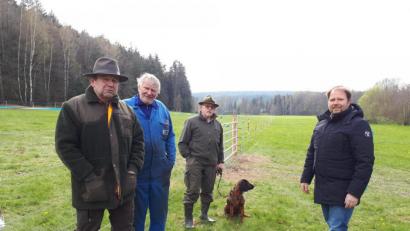 Bild: pz
Anton Schicker hat auf seinem Grundstück bei Hundsbach einen Herdenschutzzaun errichten lassen. Von links der Hobby- und Nebenerwerbslandwirt zusammen mit Jagdherr Willi Robl, Hundeführer Otto Hecht und Hubert Schicker, Vorsitzender des Hegerings Münchenreuth.