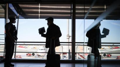 Bild: Christian Charisius
Beamte der Bundespolizei kontrollieren im Terminal 1 des Flughafen Hamburg Passagiere eines ankommenden Flugzeugs. Foto: Christian Charisius/dpa