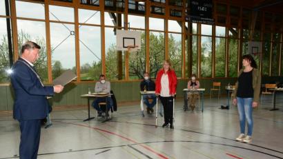 Bild: bey
Bürgermeister Rainer Rewitzer (stehend, von links) vereidigt die neuen Stadträtinnen Martina Lorenz und Verena Künzl und heißt sie in den Reihen des Pleysteiner Stadtrats willkommen.