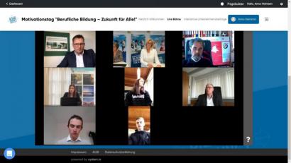 Screenshot: Gabriele Büth/exb
Gabriele Büth und Katrin Peter vom Netzwerk Schule-Wirtschaft Bayern (oben Mitte) moderierten den Motivationstag für Schüler und Eltern. Bei der Podiumsdiskussion am Abend waren Vertreter der Schulen, Schülersprecher und der regionalen Wirtschaft dabei.