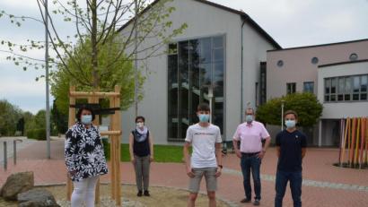 Bild: dob
Konrektorin Ulrike Partl-Mahlendorf, Gartenfachberaterin Maria Treiber vom Landkreis Neustadt/WN, Schulsprecher Leon Keck, Schulleiter Kilian Graber und Schulsprecher Elias Ram (von links) freuen sich über den neu gepflanzten Klimabaum. Diesmal wurde eine Silberlinde ausgewählt. Der Landkreis übernimmt als Träger der Bildungseinrichtung die Kosten dafür.