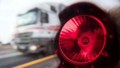 Symbolbild: Bernd Thissen/dpa
Ein Fahrverbot und ein Bußgeld sind die Folgen einer Tempo-Kontrolle.
