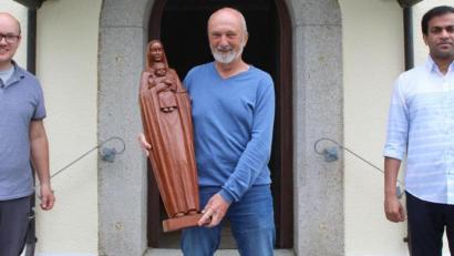 Bild: soj
Eine aus Kirschholz geschnitzte Wandfigur ziert seit wenigen Tagen das Innere der Kalvarienbergkapelle. Darüber freuen sich Kirchenpfleger Stefan Kausler (von links), Spender Bernd Würstl, Pfarrer Pater Anish George.