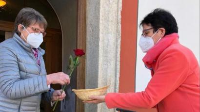 Bild: Elisabeth Bauer/exb
Nach dem Gottesdienst verteilten die Frauen der Vorstandschaft Rosen an alle Mütter und Großmütter.