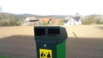 Bild: amö
Für Hundebesitzer gibt es keine Ausrede mehr: Einer der Beutelspender und Abfallbehälter steht jetzt am Ortsrand von Winklarn am Radweg.