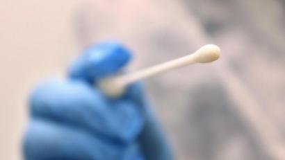 Bild: Karl-Josef Hildenbrand/dpa
Ein Arzt hält einen Tupfer für einen Coronatest-Abstrich.