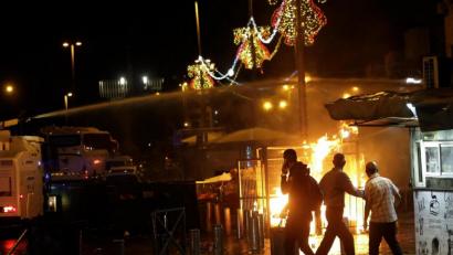Bild: Mahmoud Illean/AP/dpa
Ein Wasserwerfer der israelischen Polizei wird in der Nähe des Damaskustors in der Altstadt von Jerusalem eingesetzt, als ein Feuer während Zusammenstößen zwischen der Polizei und palästinensischen Demonstranten brennt.