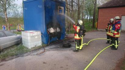 Bild: Feuerwehr Ursensollen/exb
An der Autobahnauffahrt bei Theuern hat am Dienstag ein 45-Jähriger einen Baustellen-Container in Brand gesteckt. Die Feuerwehr Ursensollen löschte das Feuer.